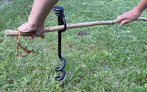 Trousson, tortillon, piquet d'attache nuit, matériel randonnée pas cher, bât de portage, bât pour âne, cheval, mule, poney, fabrication française, fabrication artisanale